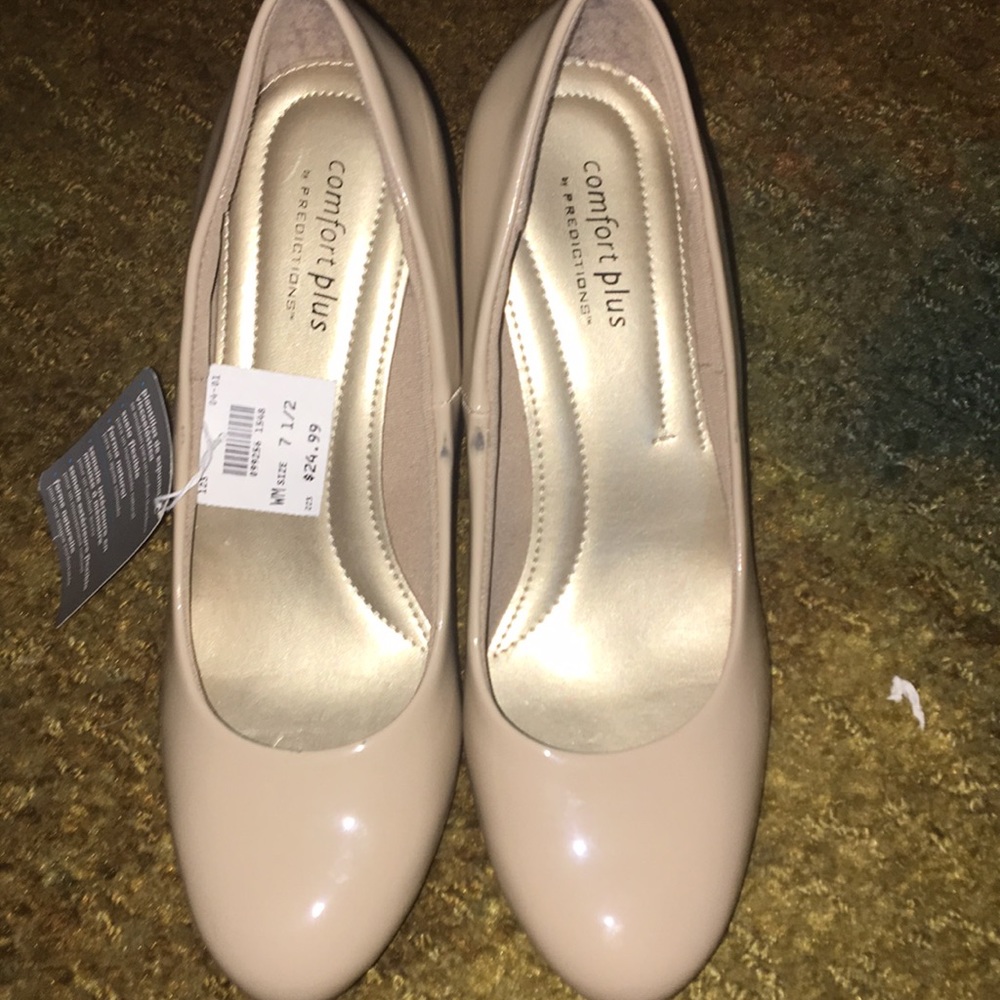 NWT- cream high heels